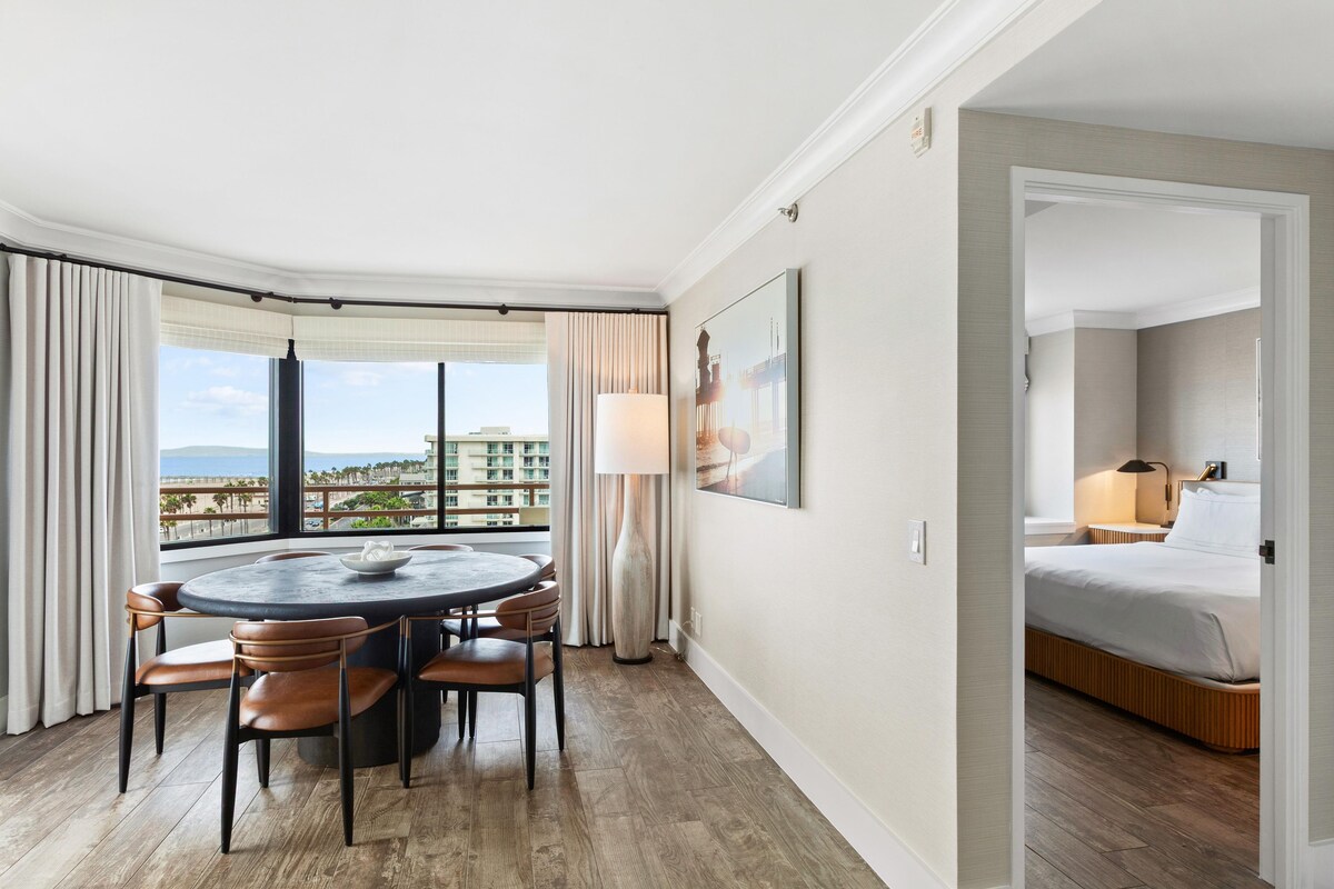 Deluxe Suite, 1 King Bed, Balcony, Oceanfront (Huntington Tower) | Living area | 42-inch flat-screen TV with cable channels, TV, pay films