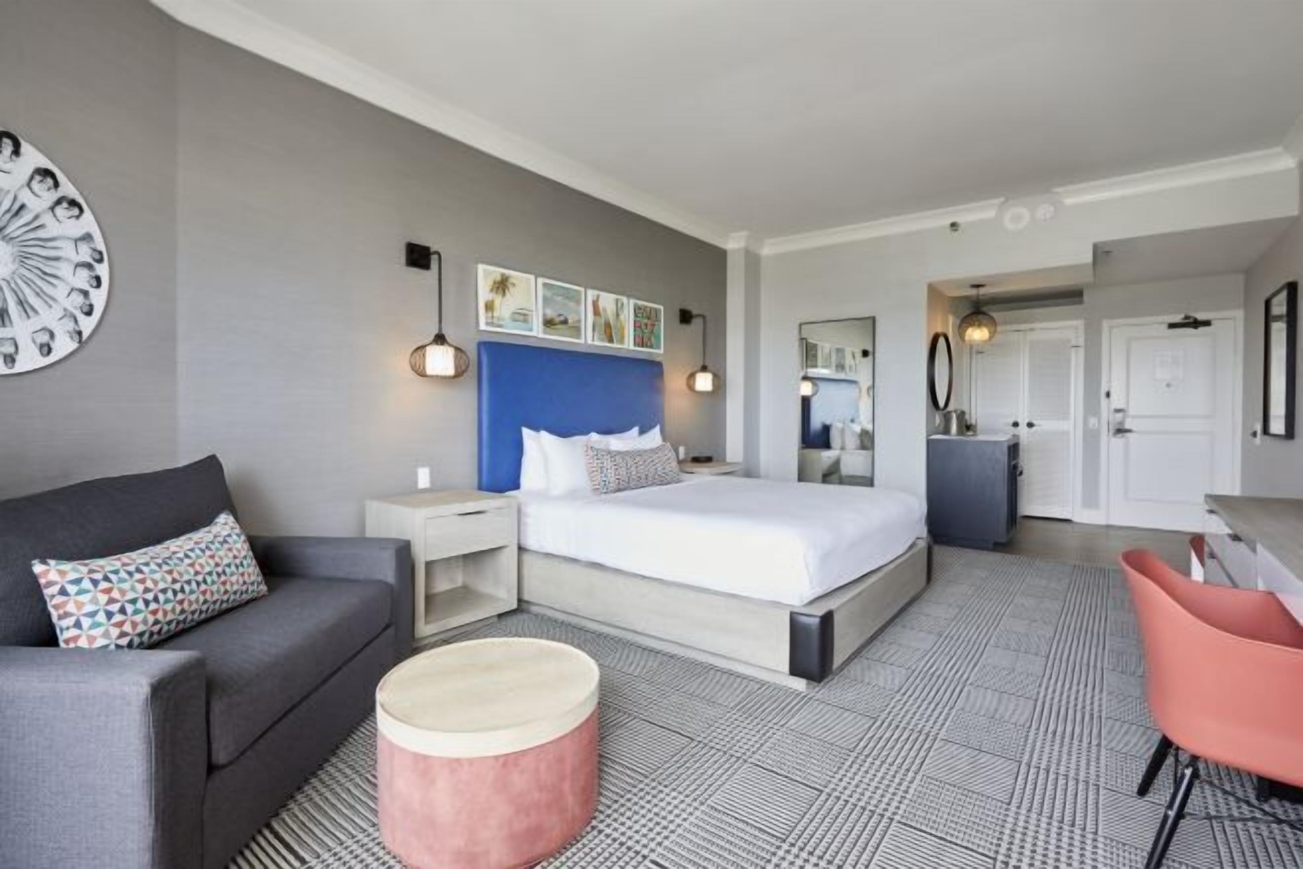 Sengetøy av topp kvalitet, senger med overmadrass og safe på rommet