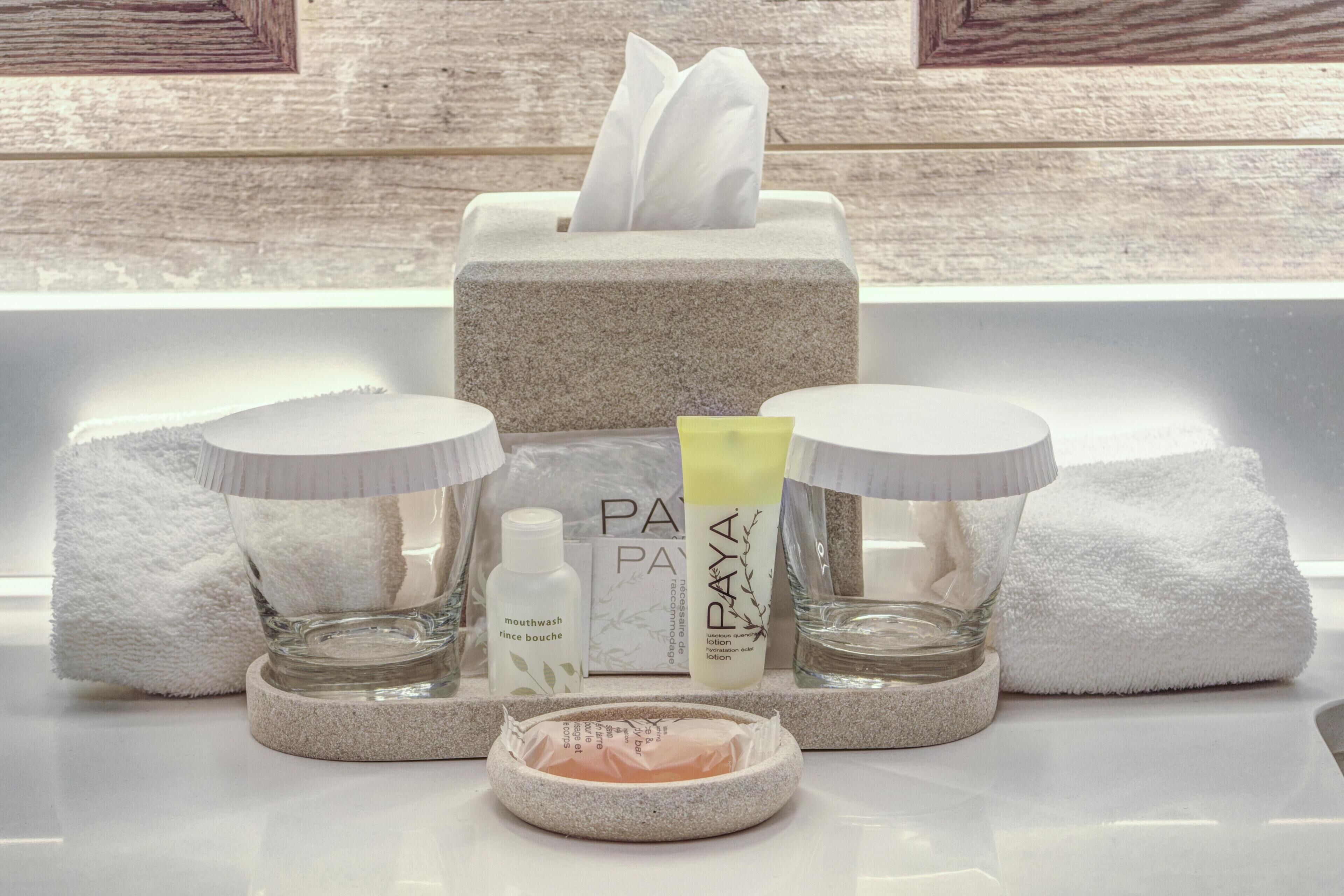 Artículos de tocador gratuitos, secador de pelo, batas, jabón