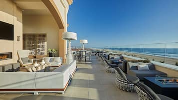 2 bars, bar en bord de piscine