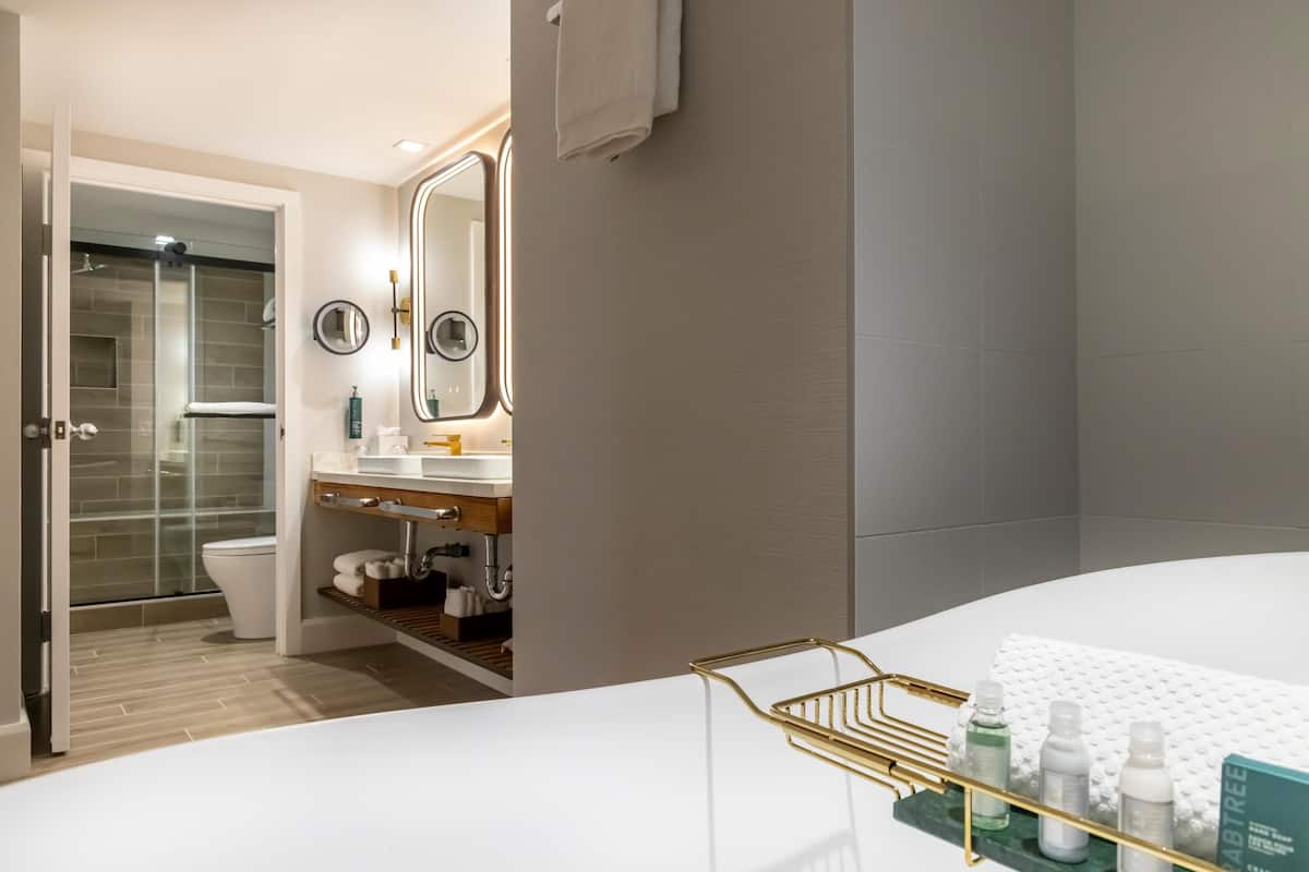 Deluxe Suite, 1 King Bed, Accessible (Roll-in Shower, Huntington Tower) | Premium bedding, pillowtop beds, in-room safe, iron/ironing board