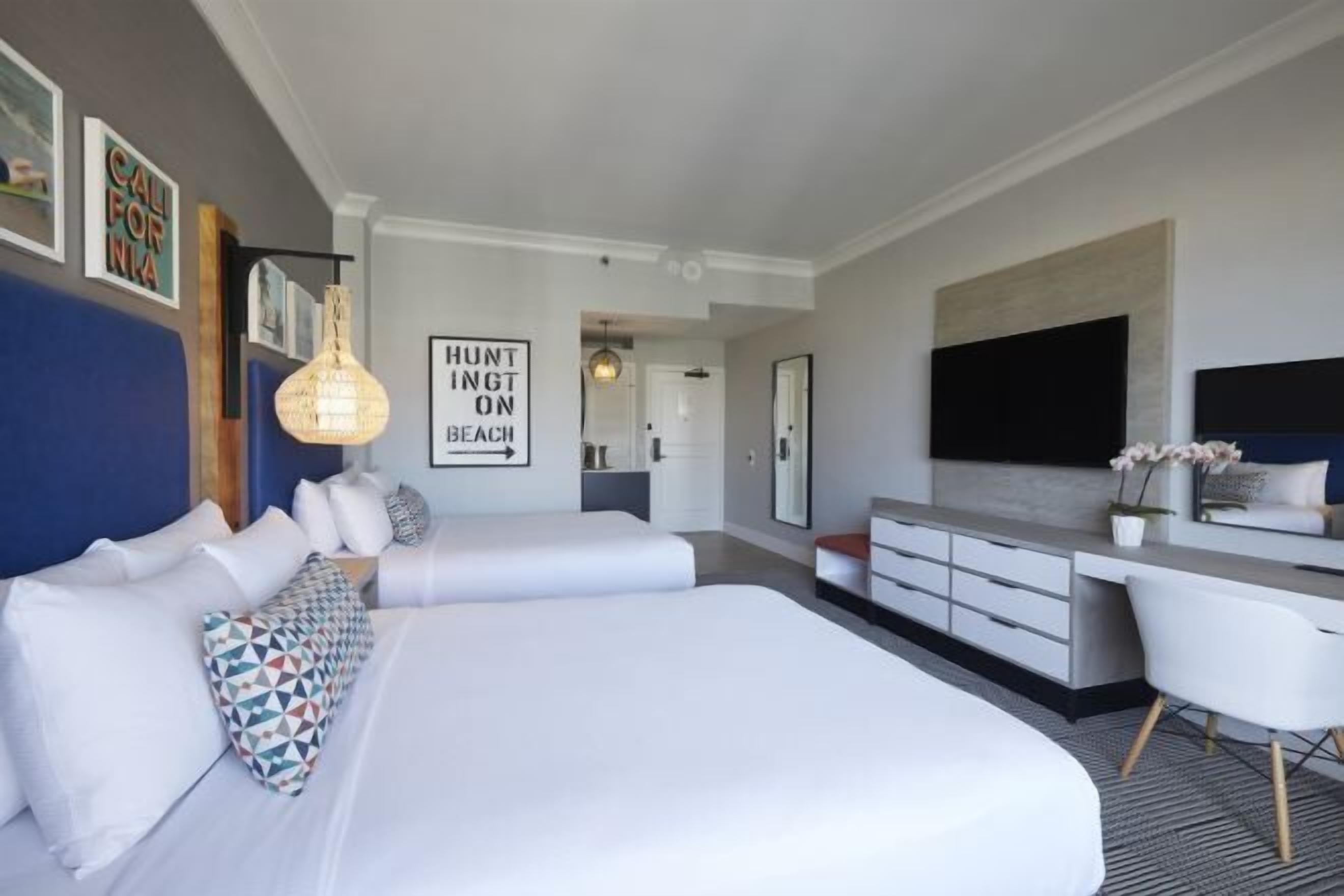 Sengetøy av topp kvalitet, senger med overmadrass og safe på rommet