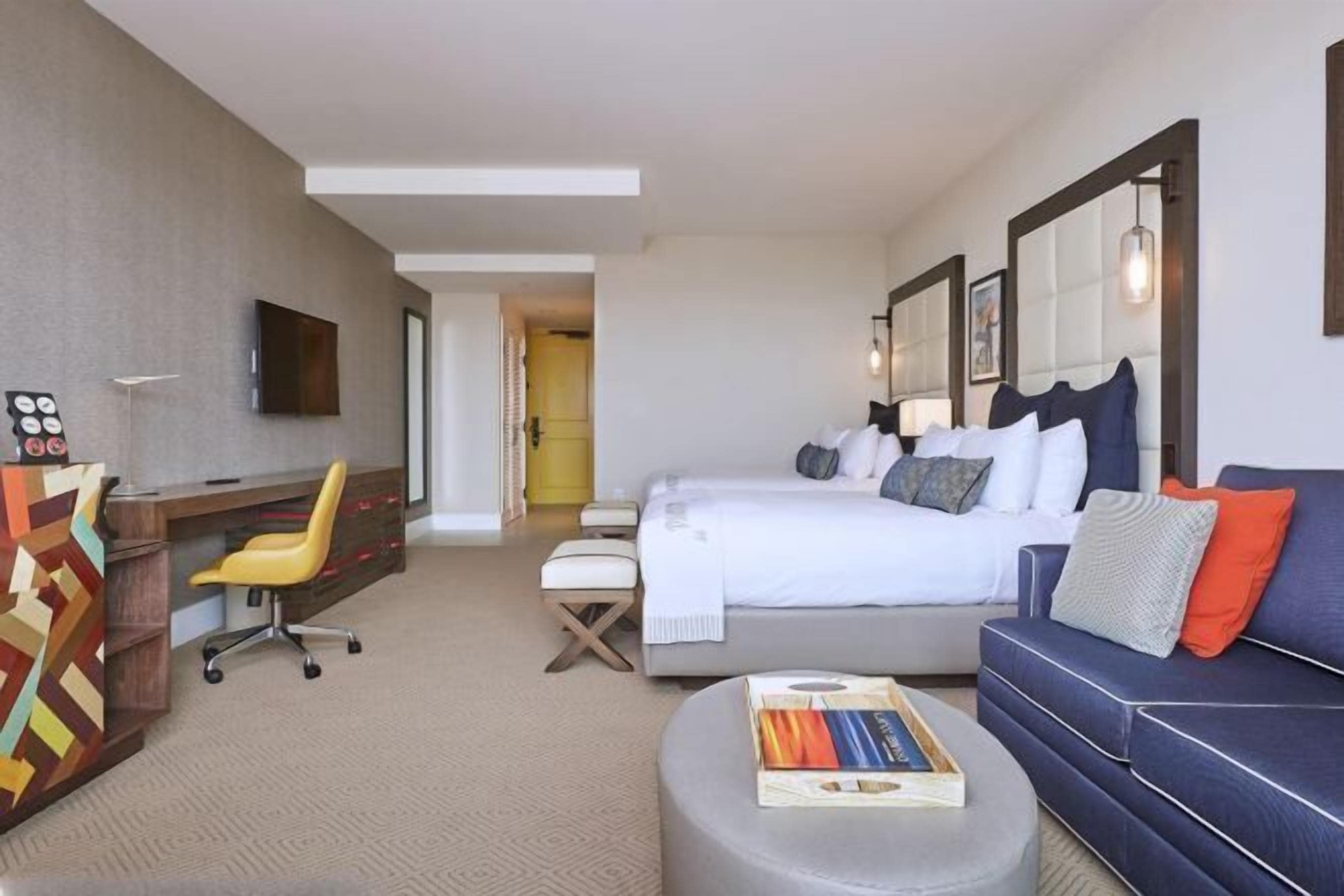 Sengetøy av topp kvalitet, senger med overmadrass og safe på rommet