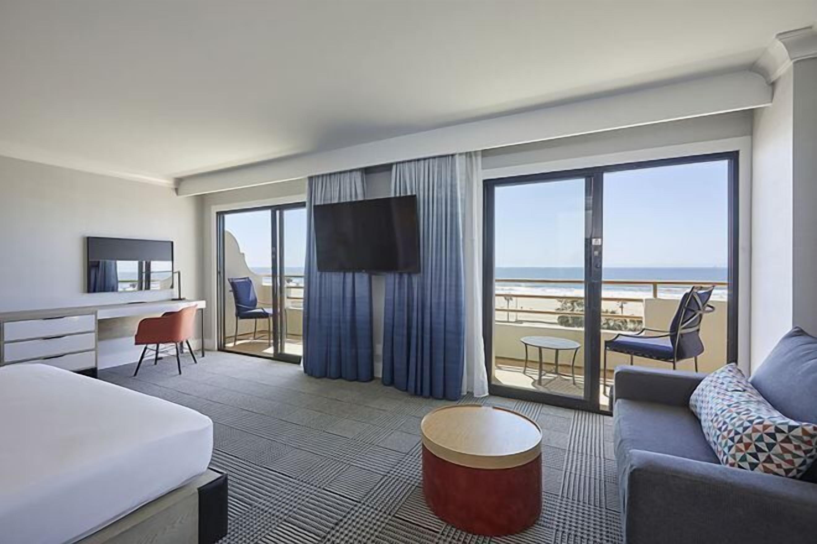 Sengetøy av topp kvalitet, senger med overmadrass og safe på rommet