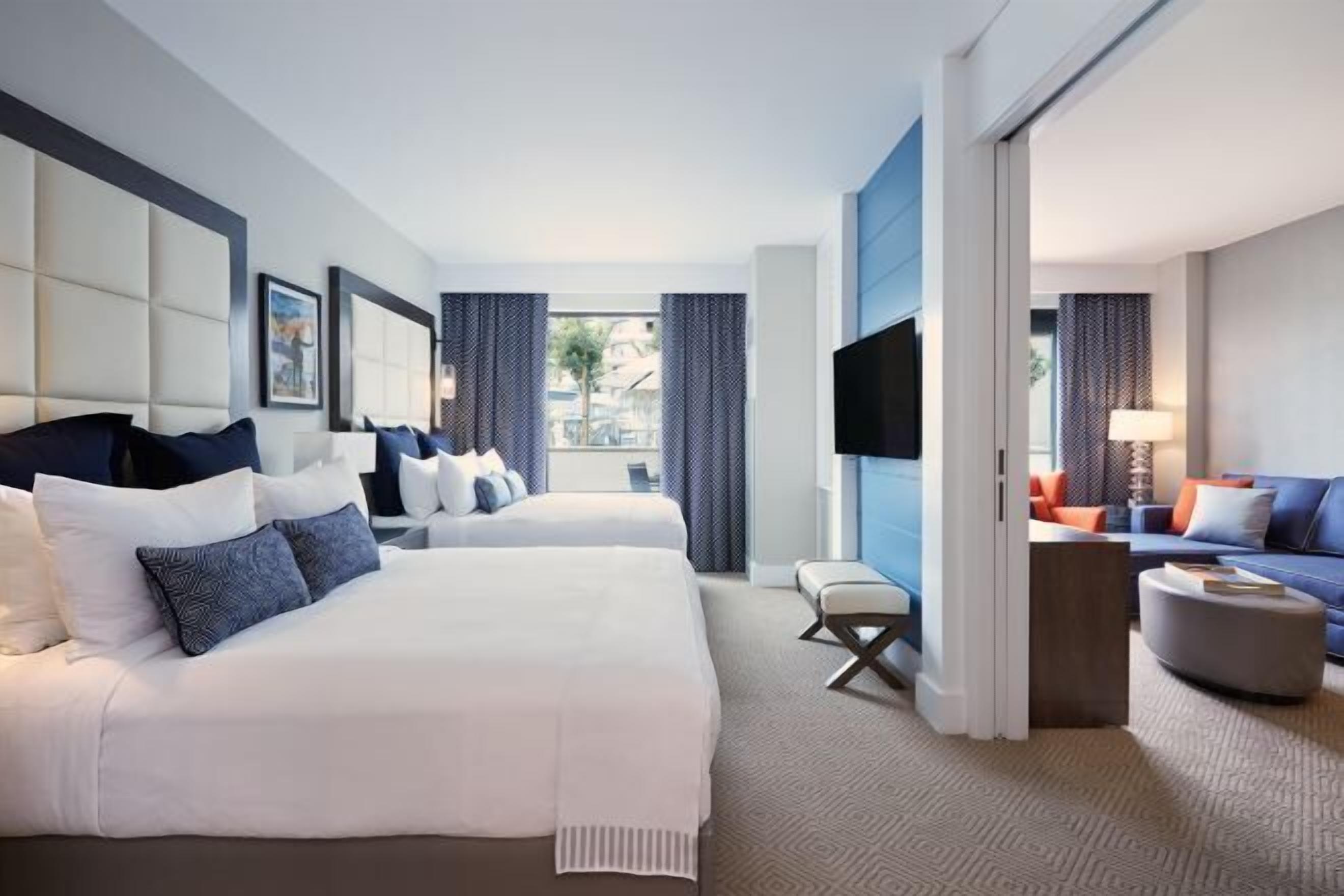 Sengetøy av topp kvalitet, senger med overmadrass og safe på rommet