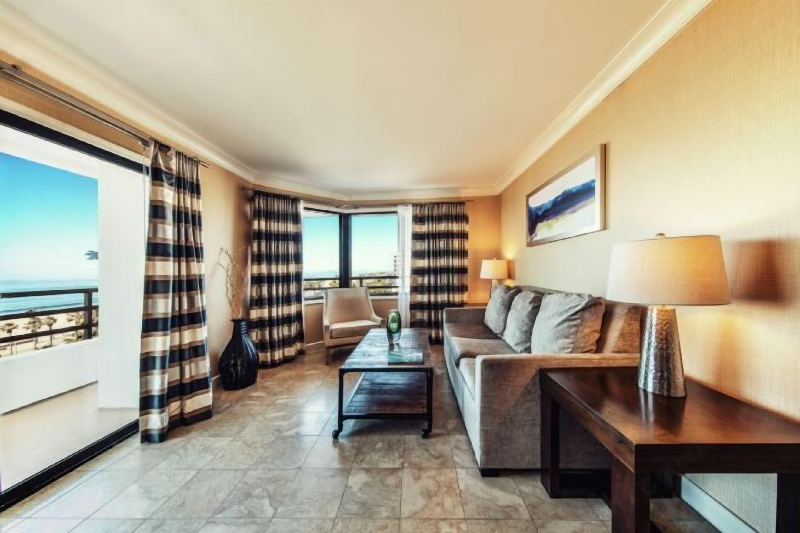 Oppholdsområde | En 42-tommers Flatskjerm-TV med kabel-kanaler samt TV