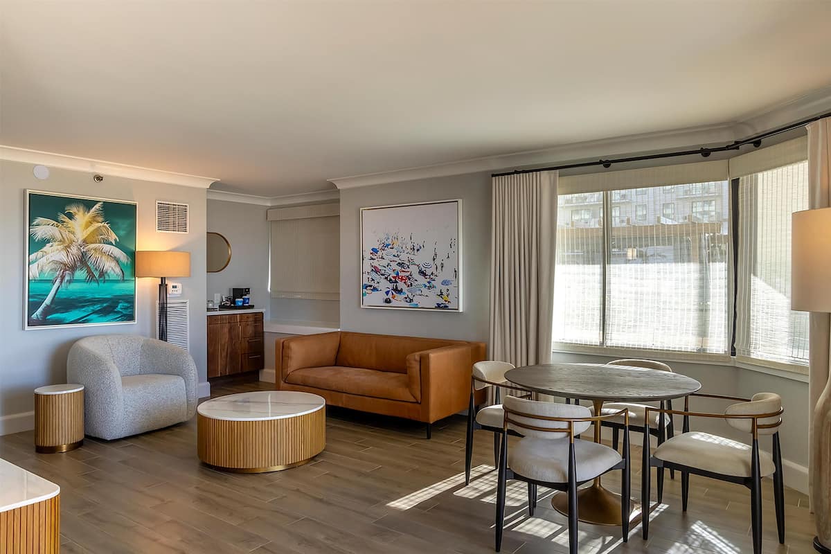 Studio Suite, 1 King Bed, Oceanfront (Huntington Tower) | Living area