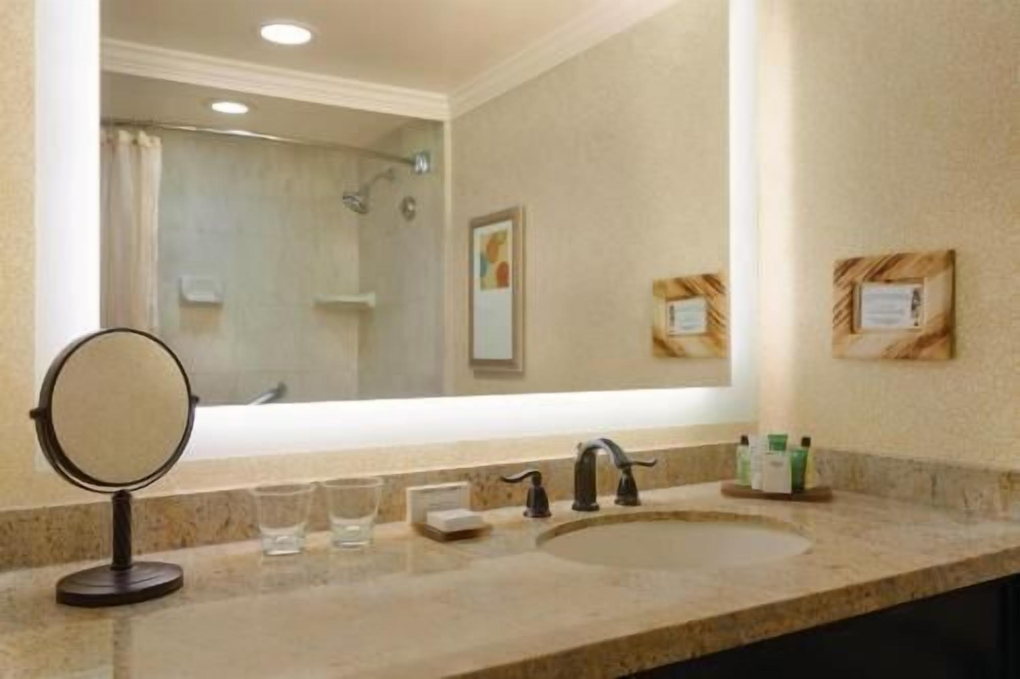 Articles de toilette gratuits, sèche-cheveux, peignoirs, savon