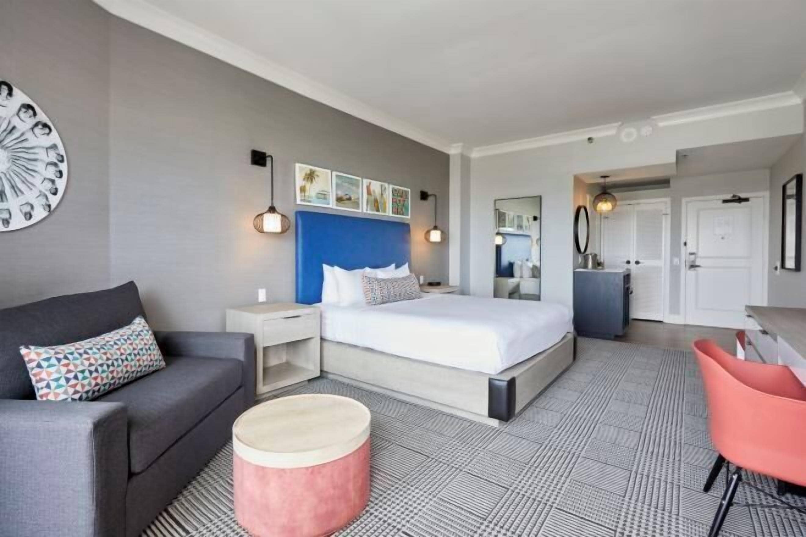 Sengetøy av topp kvalitet, senger med overmadrass og safe på rommet