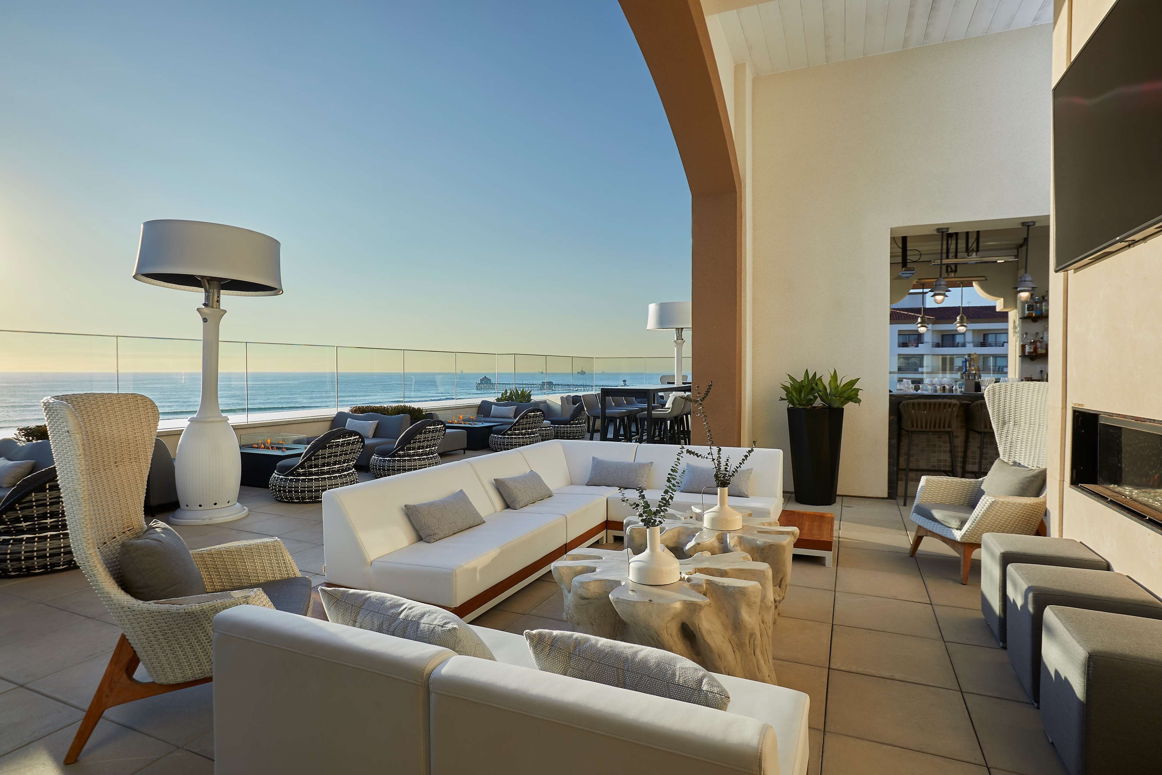 2 bars/lounges, poolside bar