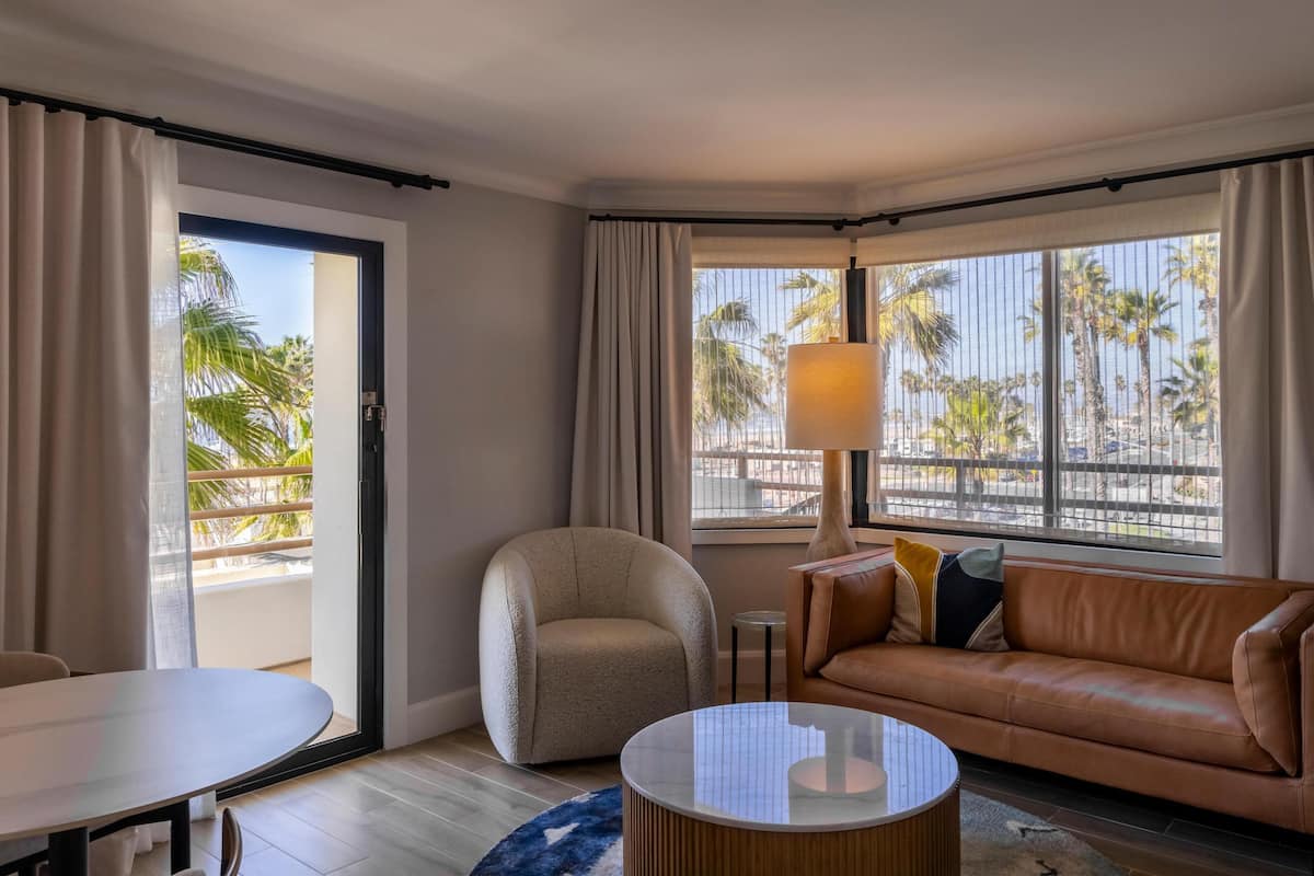 Suite, 1 très grand lit, au bord de l’océan (Huntington Tower) | Aire de séjour | Téléviseur à écran plat de 42 po avec télévision par câble, téléviseur