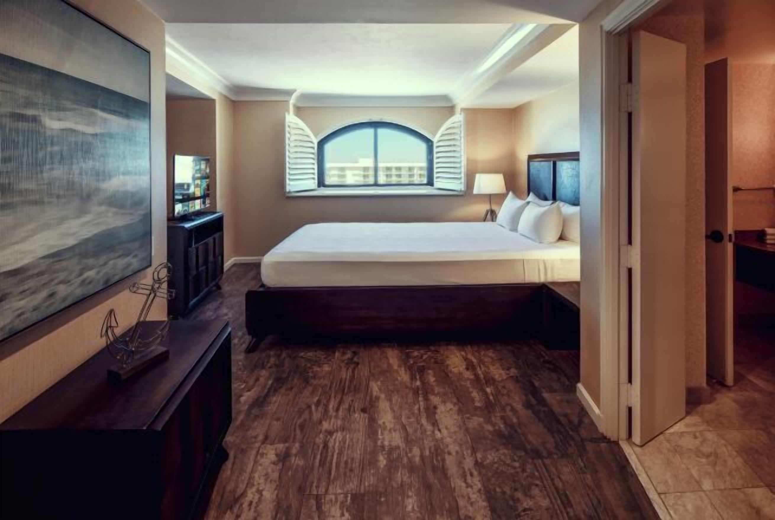 Sengetøy av topp kvalitet, senger med overmadrass og safe på rommet