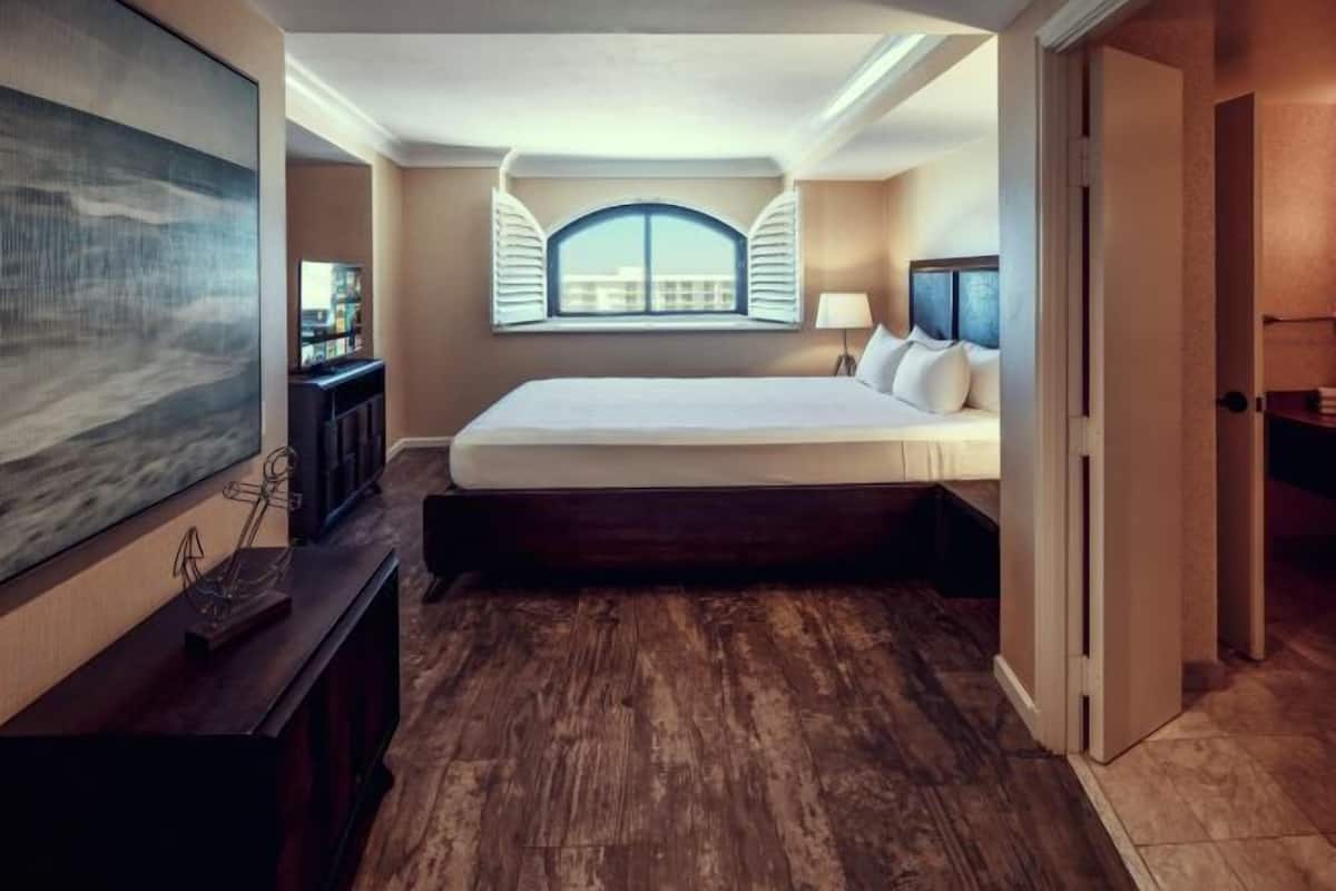 1 bedroom, premium bedding, pillowtop beds, in-room safe