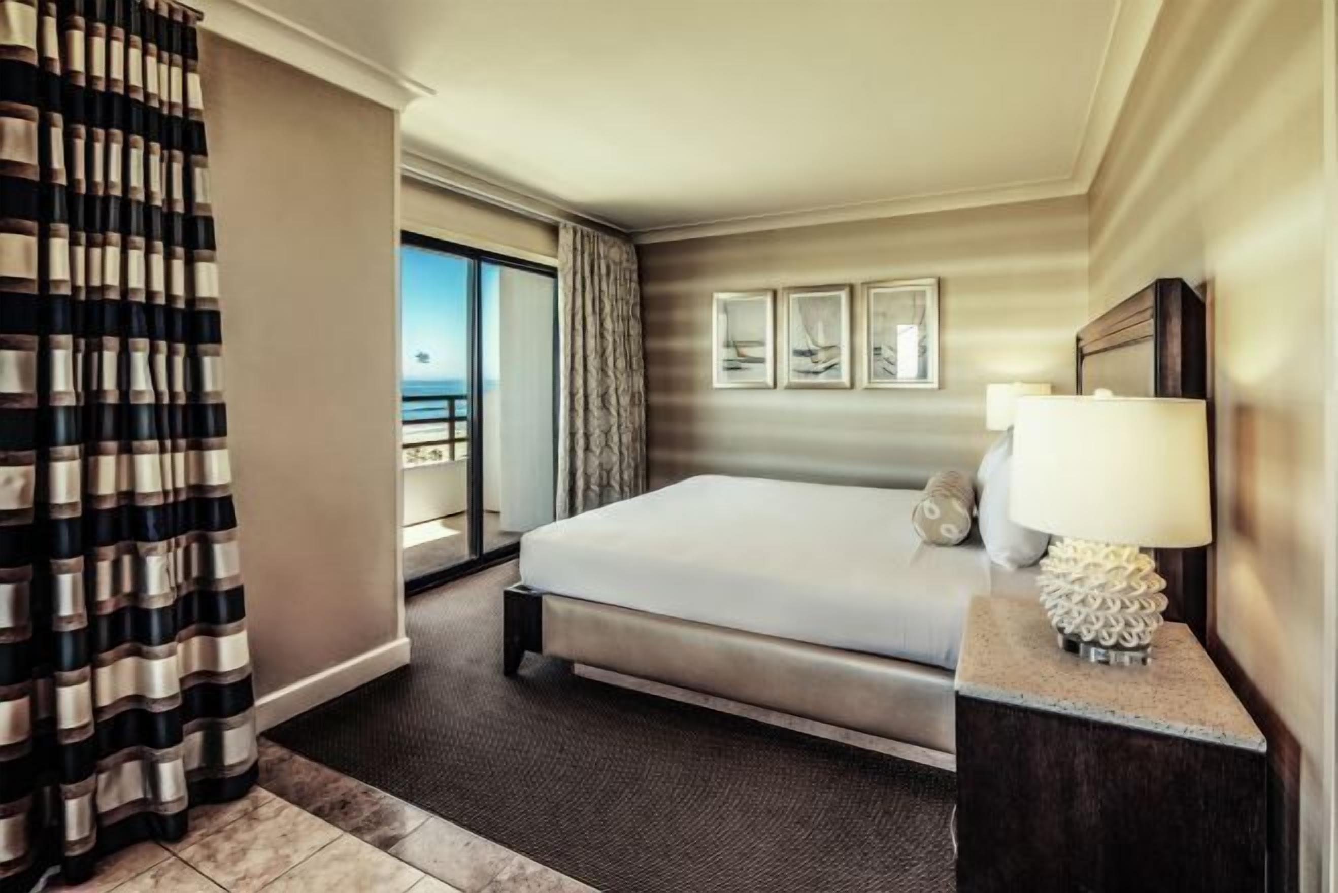 Sengetøy av topp kvalitet, senger med overmadrass og safe på rommet