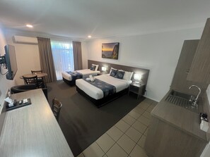Phòng Suite Deluxe, nhiều giường, bếp nhỏ | 1 phòng ngủ, bàn, bàn ủi/dụng cụ ủi quần áo 
