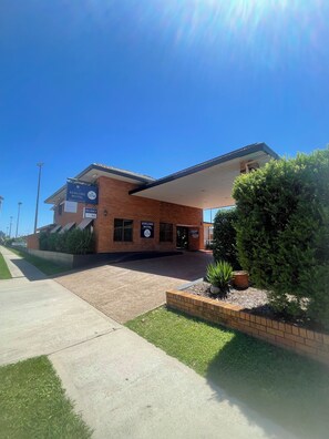 Garden - Adelong Motel (Narrabri)