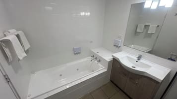 Deluxe Queen Room | Bathroom | Separate tub and shower, free toiletries, hair dryer, towels