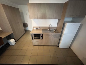 Family Suite, 1 Bedroom, Kitchenette | Private kitchenette | Fridge, microwave, electric kettle, cookware/dishes/utensils