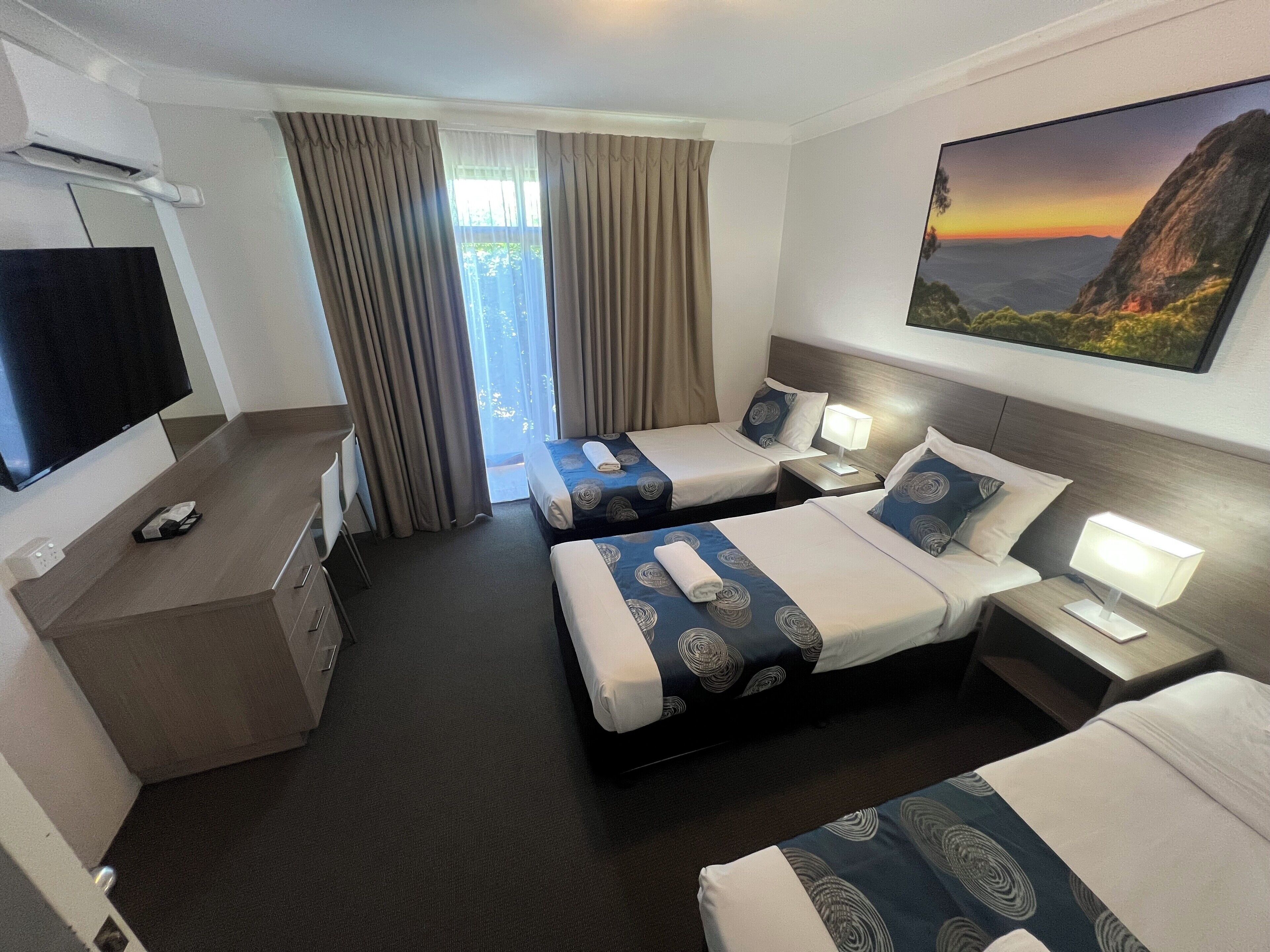 Suite familiar, 1 dormitori, cuina bàsica | Escriptori, planxa i posts de planxar, bressols i wifi gratuïta 