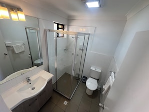 Phòng Suite dành cho gia đình, 1 phòng ngủ, bếp nhỏ | Phòng tắm | Bồn tắm và buồng tắm vòi sen riêng, đồ dùng nhà tắm miễn phí