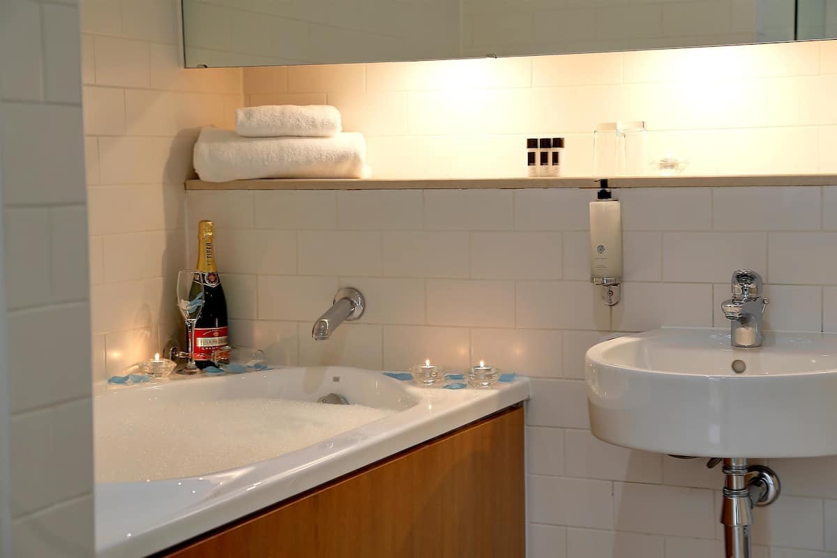 Artículos de higiene personal gratuitos, secador de pelo y toallas