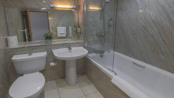 Un baño moderno con inodoro, lavamanos y bañera.