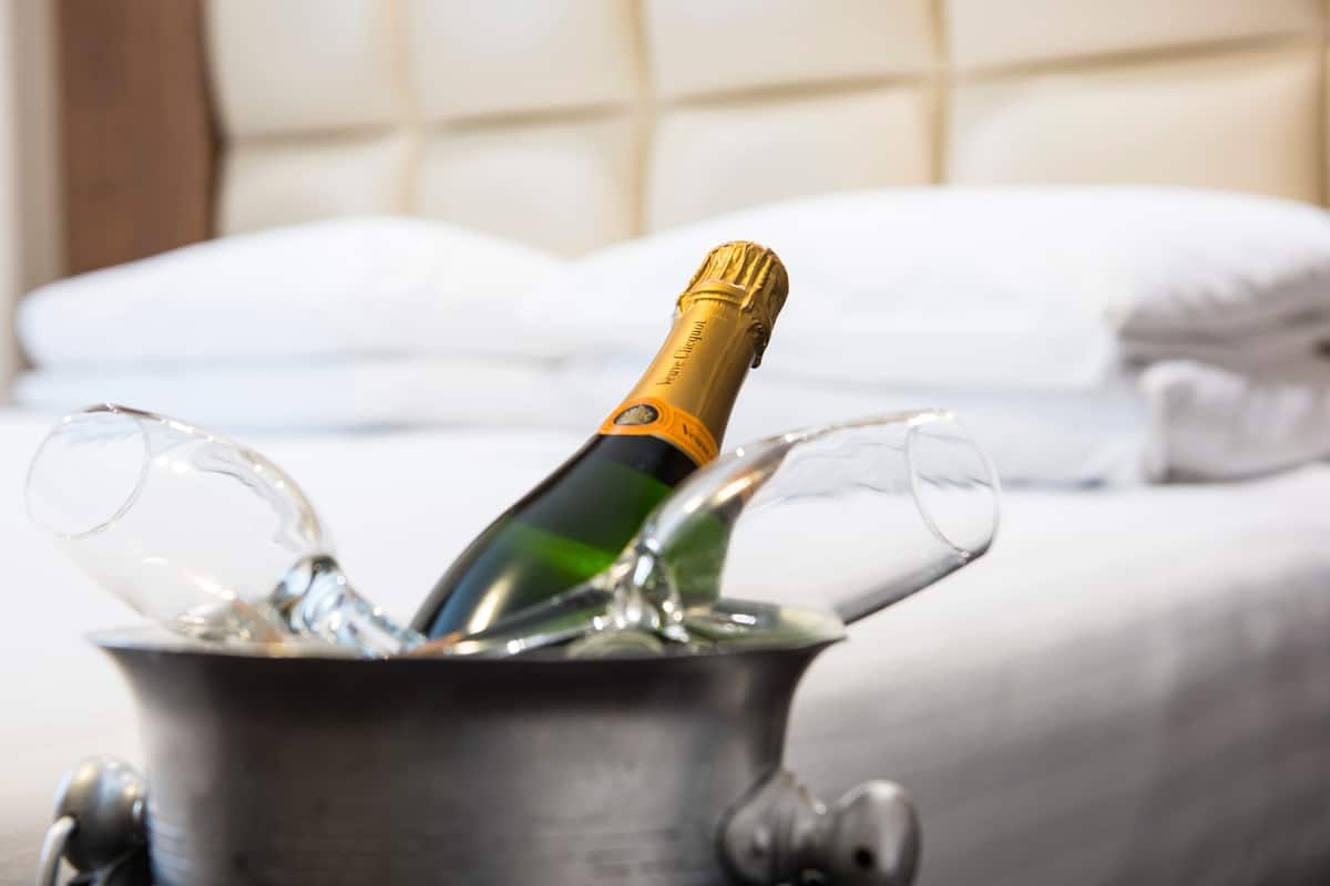 Escritorio, tabla de planchar con plancha, cunas gratuitas