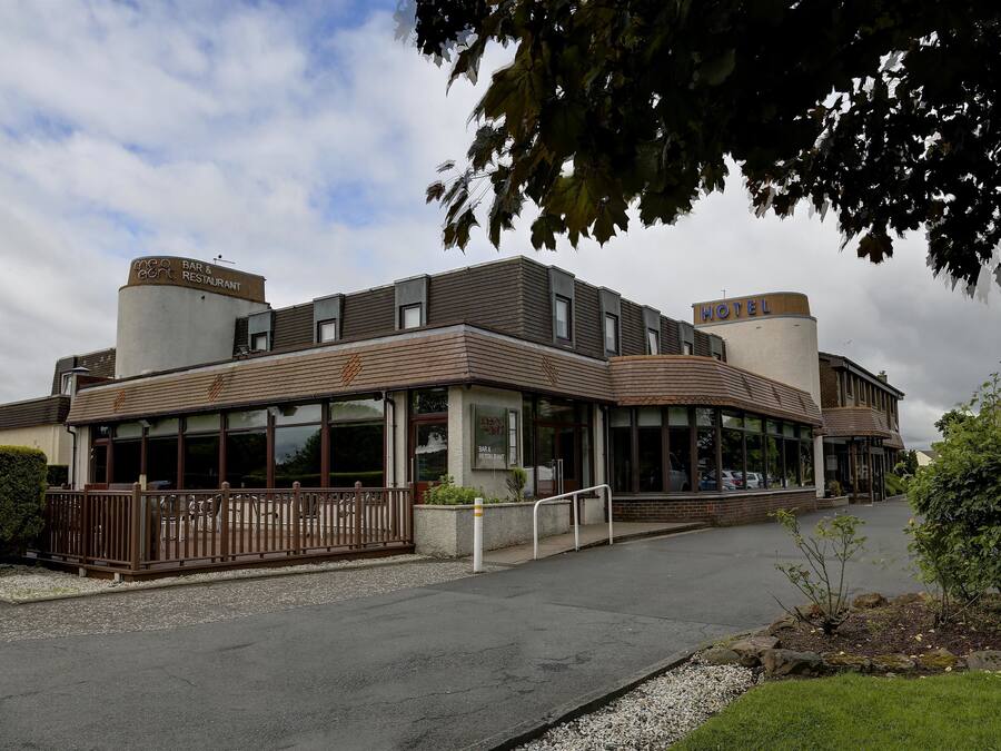 Et hotel med moderne design, med bar og restaurant i stueetagen.