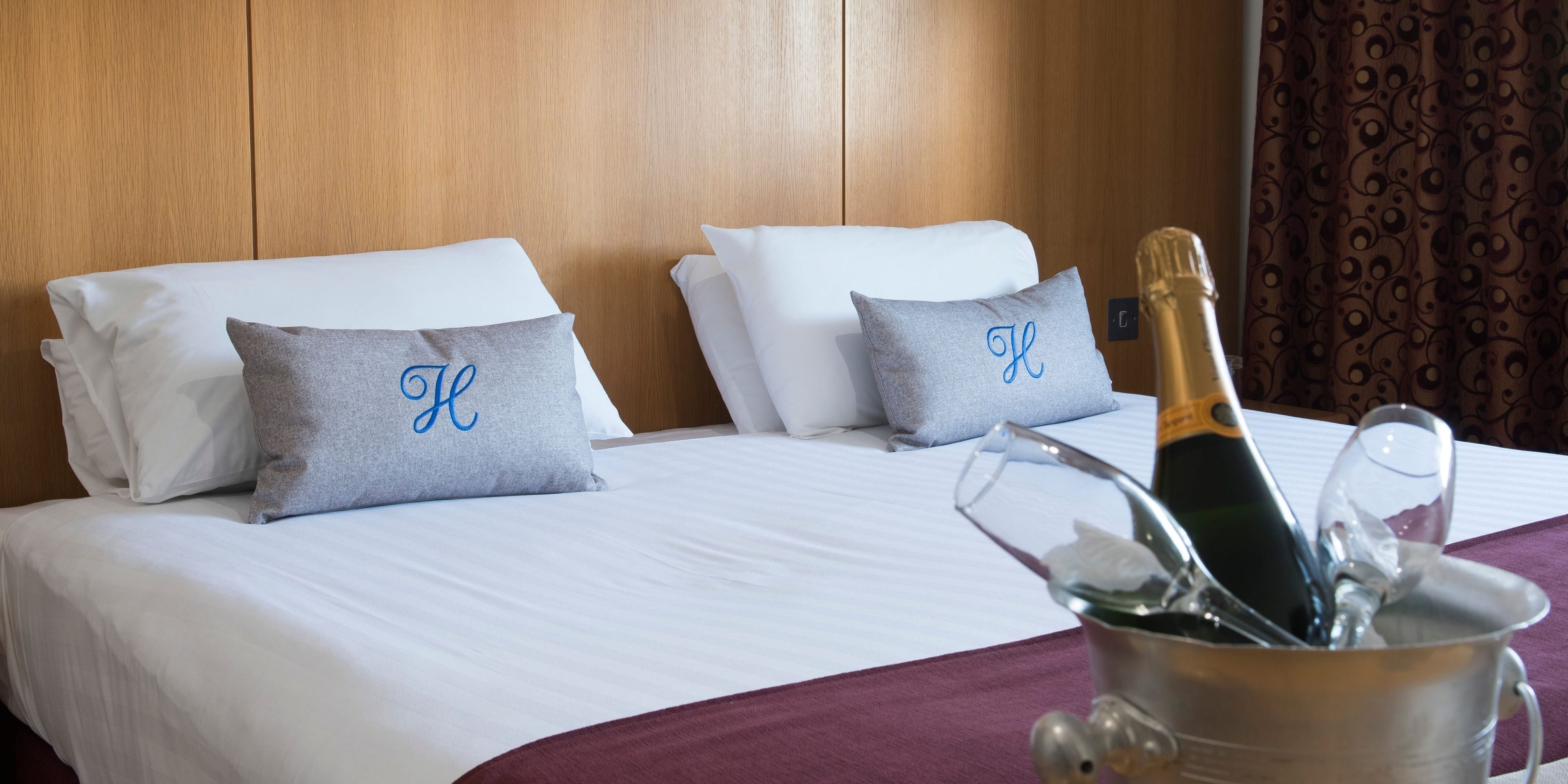 standard room, 1 double bed, accessible, non smoking | desk, iron/ironing board, free cots/infant beds, free rollaway beds