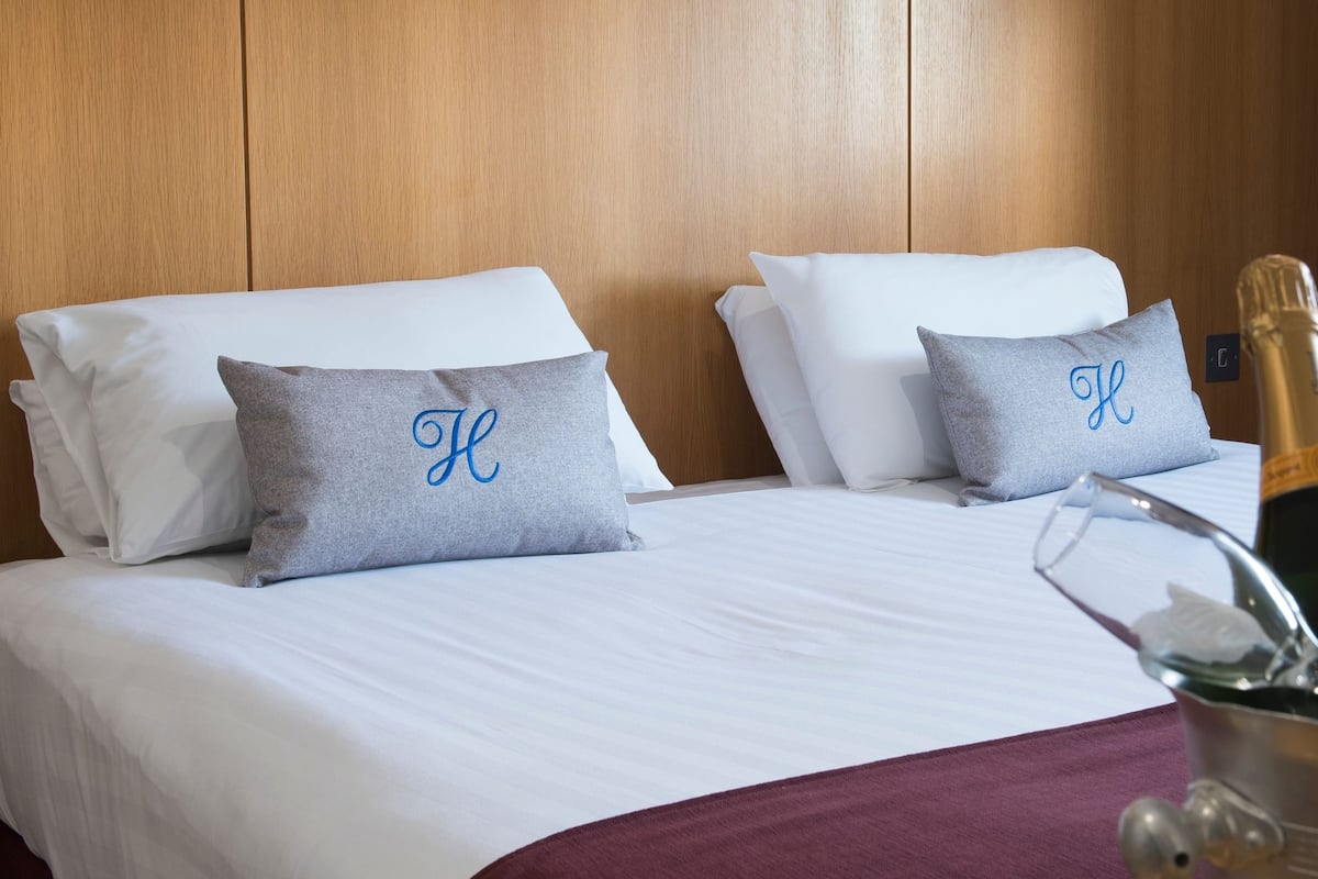 Habitación estándar, 1 cama doble, accesible para personas con discapacidad, no fumadores | Escritorio, tabla de planchar con plancha, cunas gratuitas