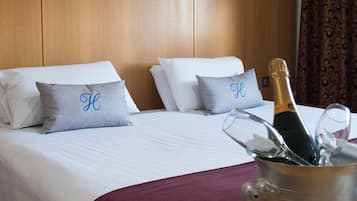 Standard Room, 1 Katil Kelamin (Double), Accessible, Non Smoking | Meja, seterika/papan seterika, katil bayi/kot (percuma)