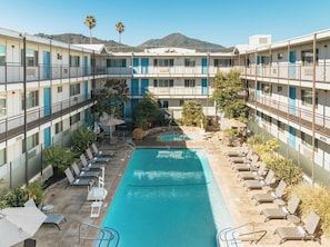 Outdoor pool, open 10:00 AM to 9:00 PM, pool umbrellas, pool loungers - Marin Suites Hotel (Corte Madera)