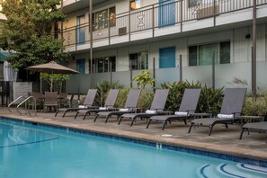 Outdoor pool, open 10:00 AM to 9:00 PM, pool umbrellas, sun loungers - Marin Suites Hotel (Corte Madera)