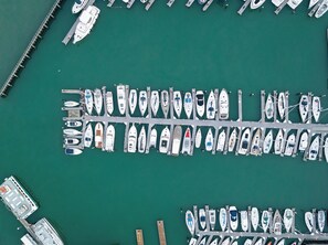 Un puerto deportivo con varias embarcaciones amarradas a muelles.