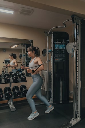 A gym with exercise equipment and dumbbells. - Marin Suites Hotel (Corte Madera)