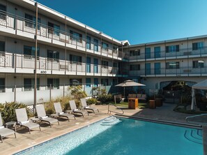 Outdoor pool, open 10:00 AM to 9:00 PM, pool umbrellas, sun loungers - Marin Suites Hotel (Corte Madera)