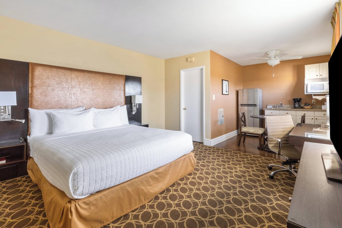 Studio Suite, 1 King Bed | Premium bedding, pillowtop beds, in-room safe, desk