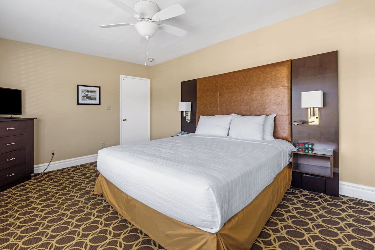 Premium bedding, pillowtop beds, in-room safe, desk