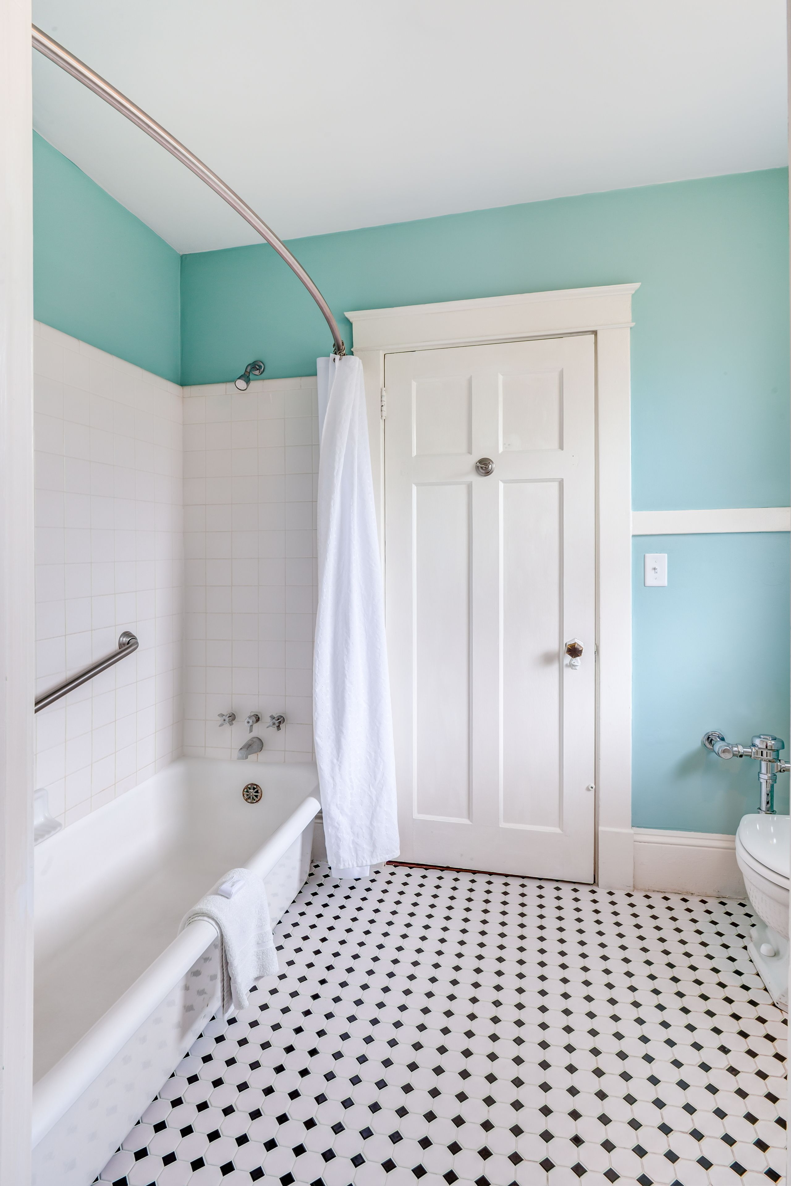 combined shower/bathtub, free toiletries, hair dryer, towels