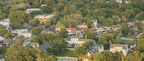 Uma área residencial à beira do lago, com casas, um cais e um barco.