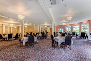 2 restaurants, breakfast served