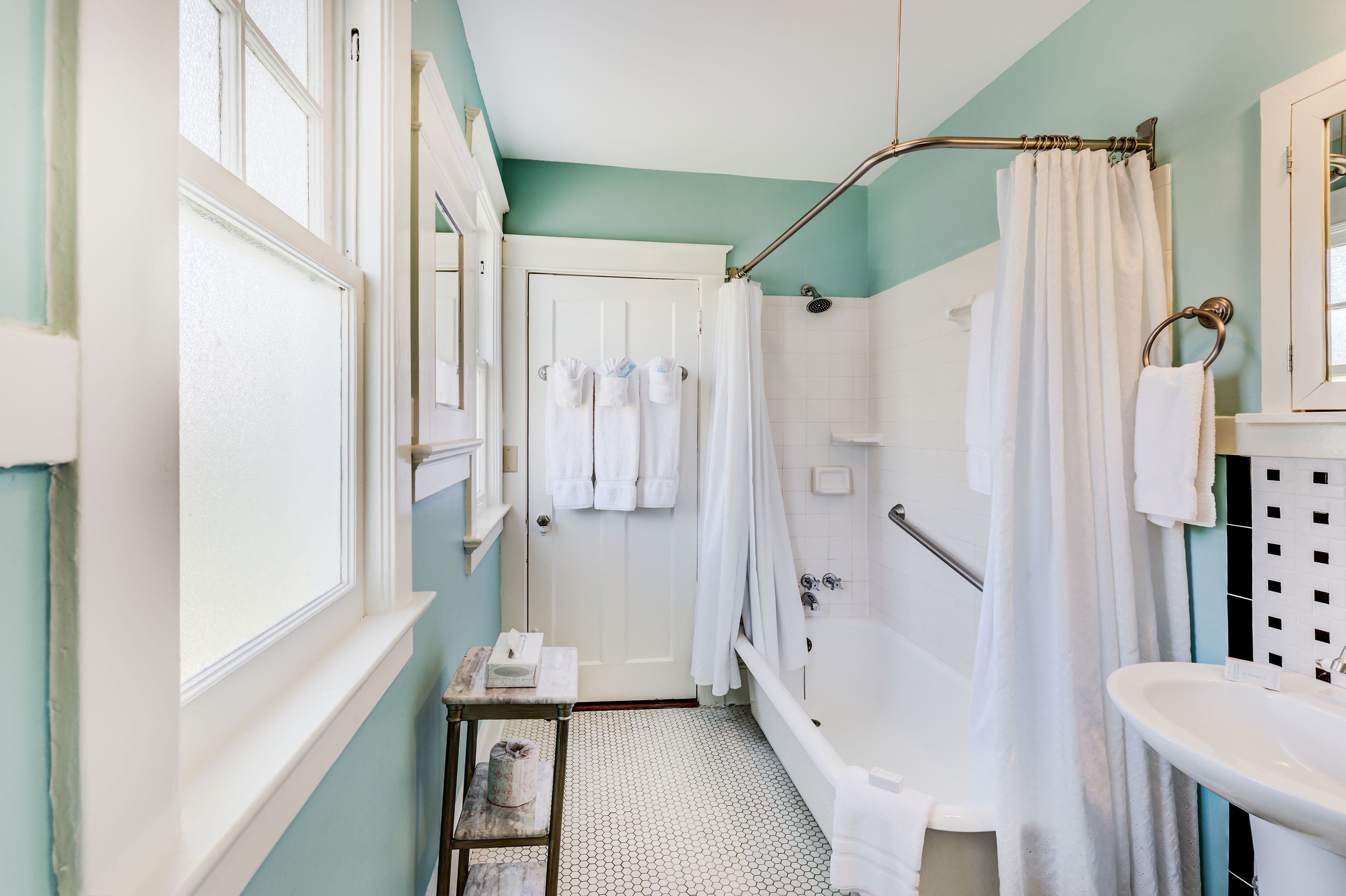 suite, 1 king bed with sofa bed, non smoking | bathroom | combined shower/bathtub, free toiletries, hair dryer, towels