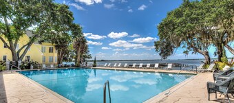 Lakeside Inn