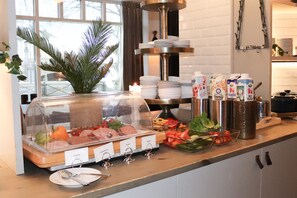 Buffet déjeuner gratuit tous les jours