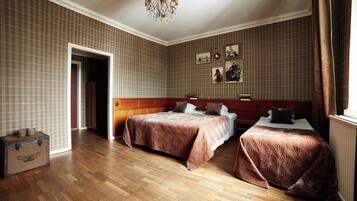 Triple Room | 1 bedroom, in-room safe, desk, free cots/infant beds