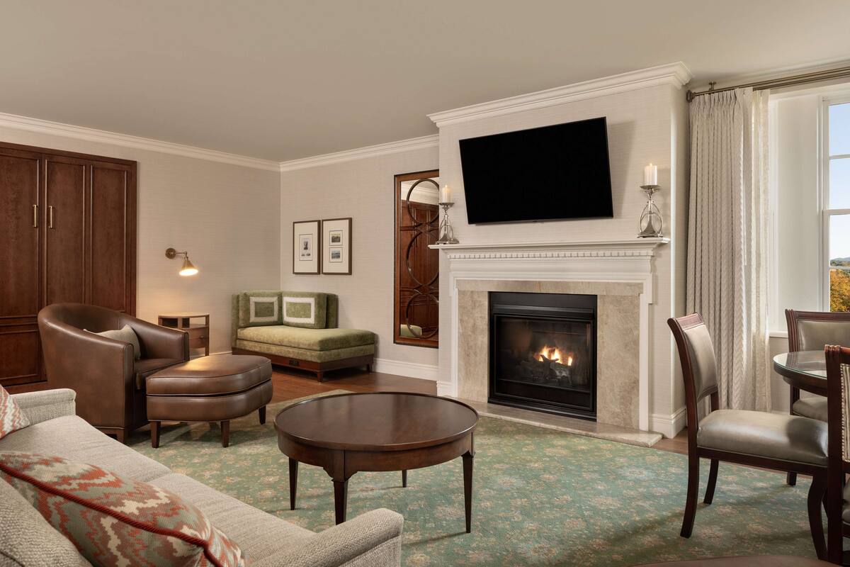 Executive Suite, 1 King Bed | Living area