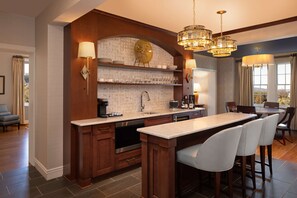 Suite, 2 habitaciones, 2 baños (Governor) | Cocina privada | Cafetera y tetera 