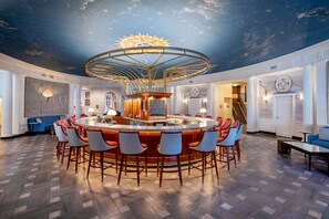 2 Bars/Lounges, Pub