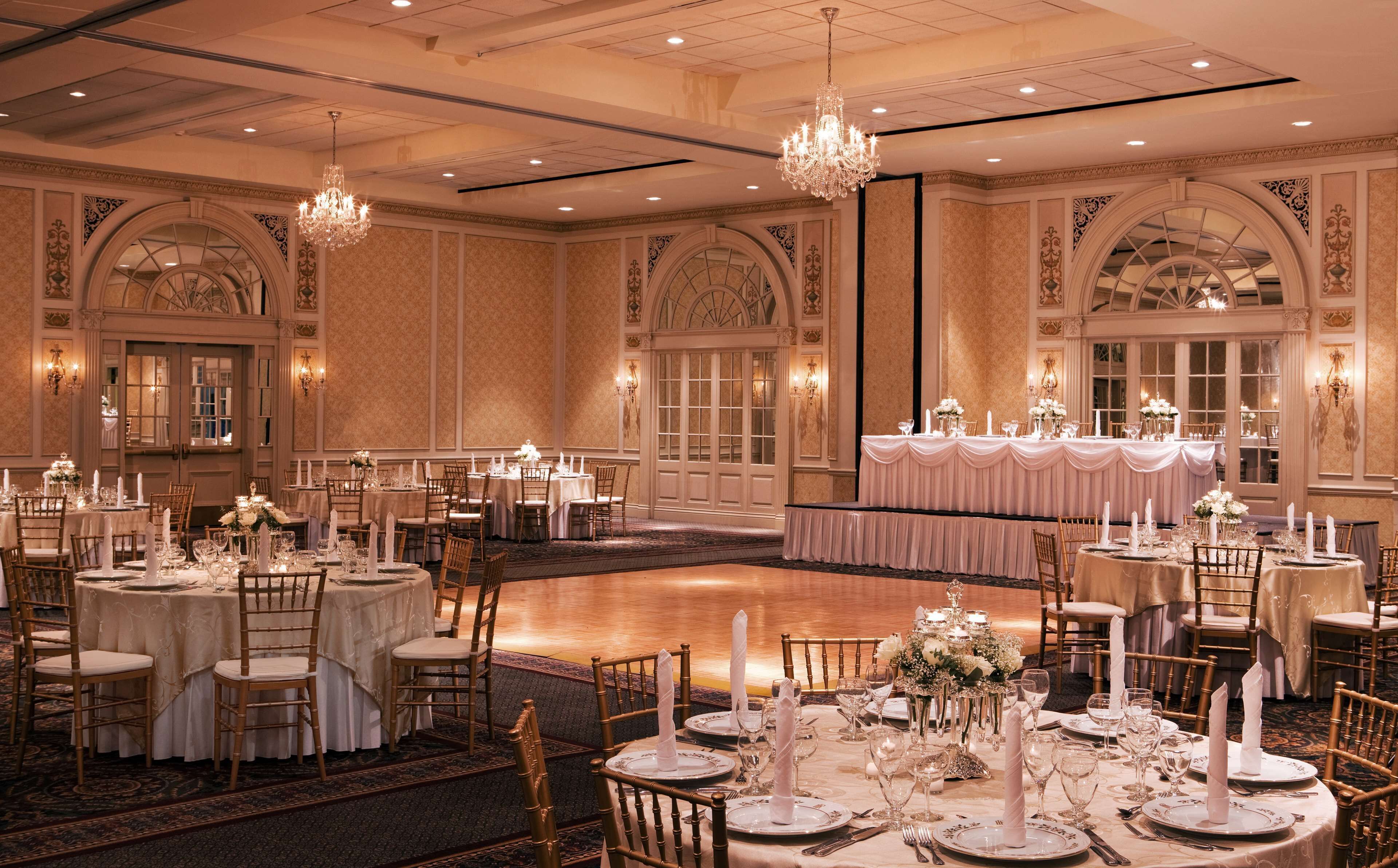 2 restaurants, breakfast served