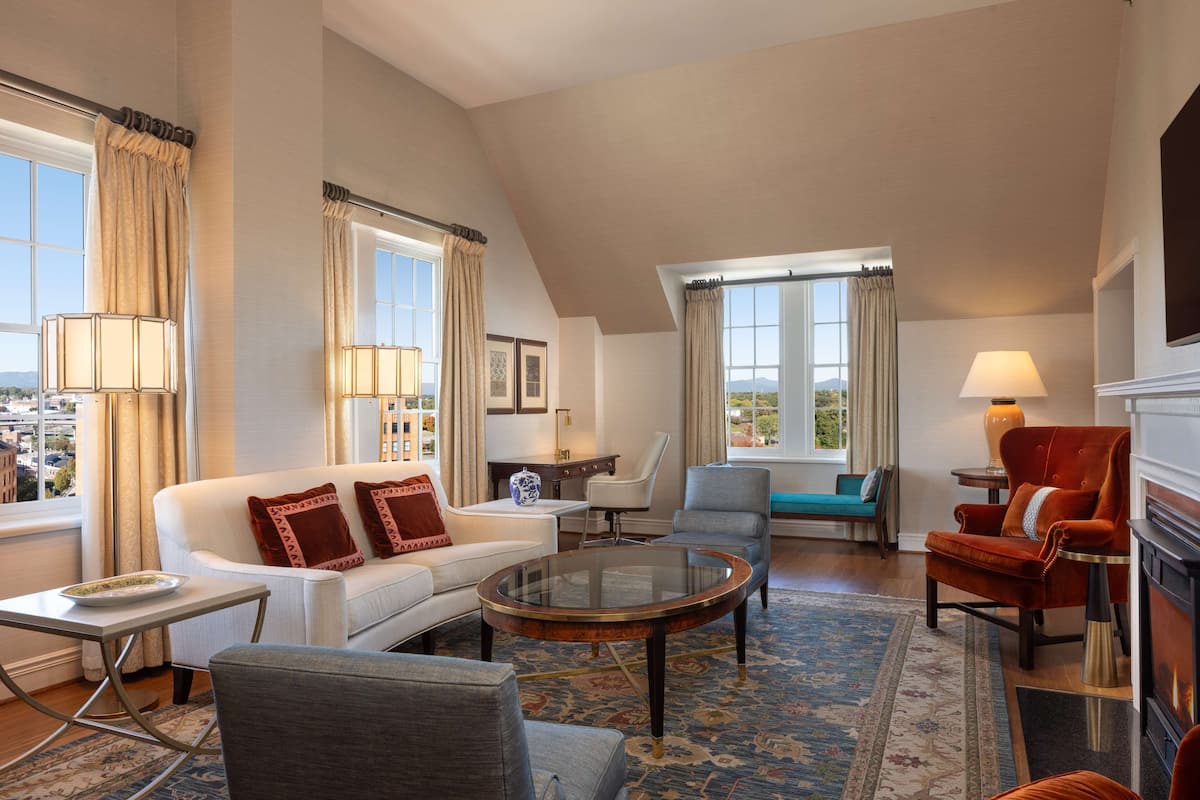 Suite, 2 Bedrooms, 2 Bathrooms (Governor) | Living area